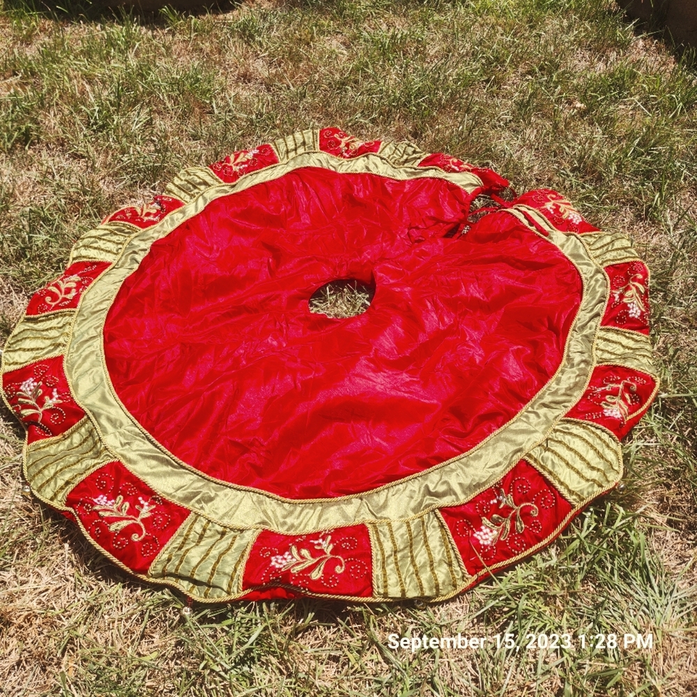 LARGE EMBROIDERD BALSAM HILL TREE SKIRT